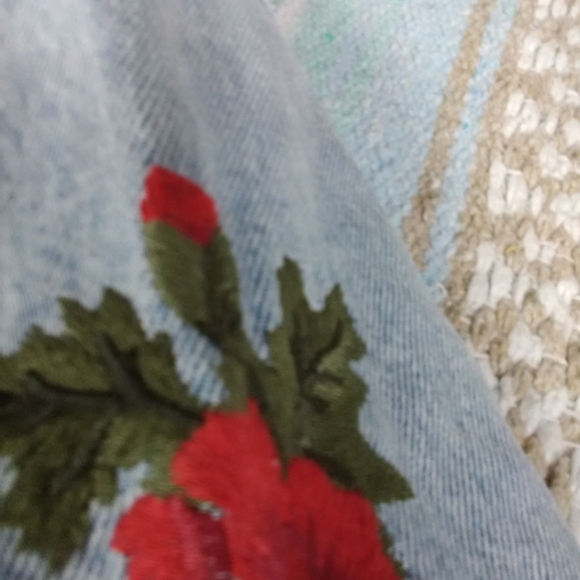 VINTAGE LEVI'S JEAN JACKET  ROSE EMBROIDERY  WOMEN'S MEDIUM - Picture 6 of 16